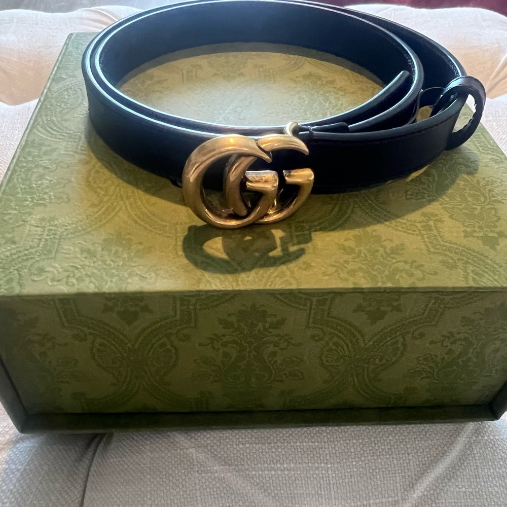 Gucci Black Leather Marmont thin belt with Gold Buckle